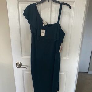 Elegant green one shoulder maternity dress